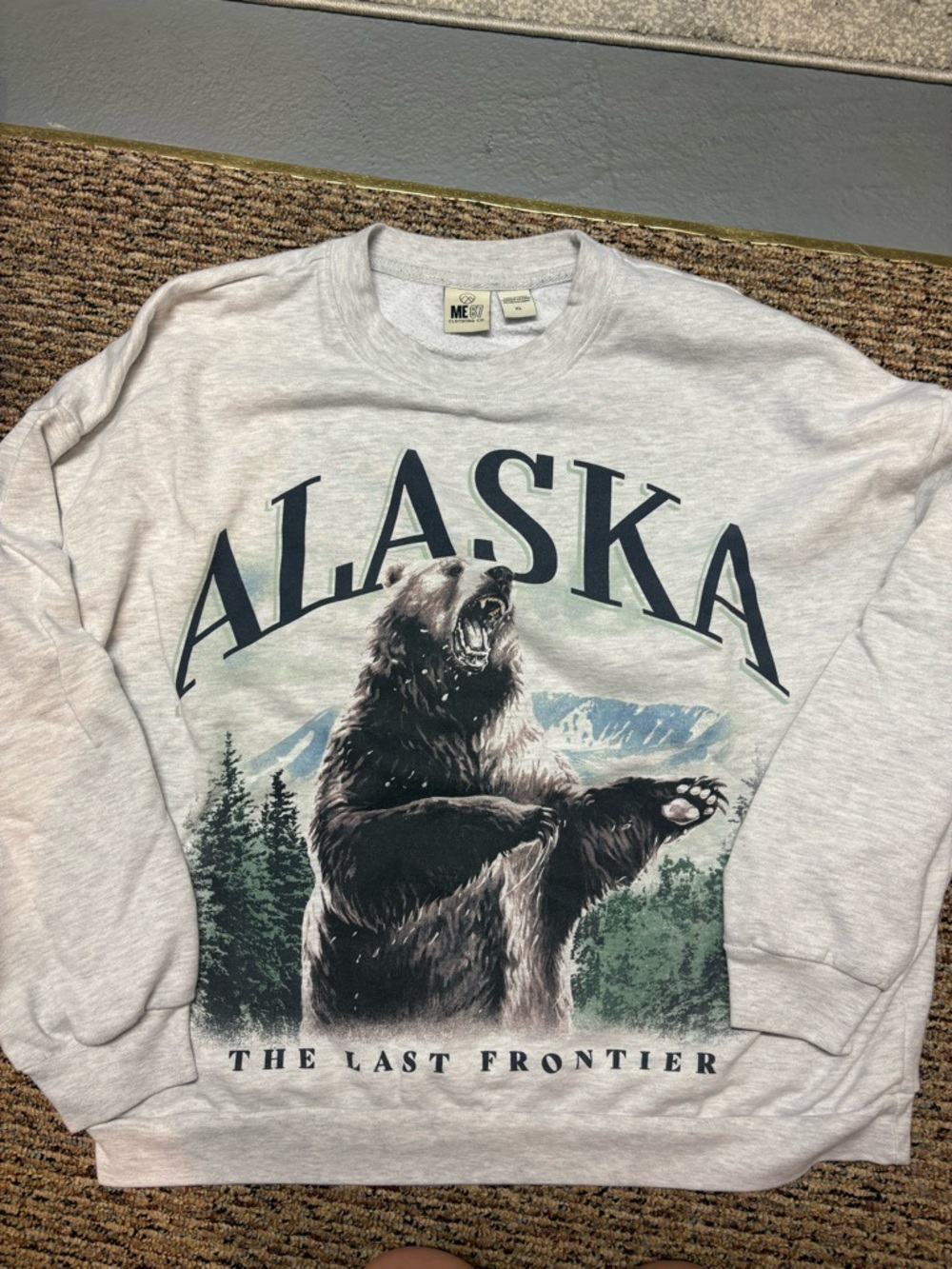 Alaska 'The Last Frontier' Bear Graphic Sweatshirt - Light Gray